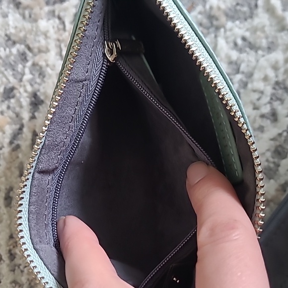 Handbag Butler Wristlet with charging port - Picture 5 of 9